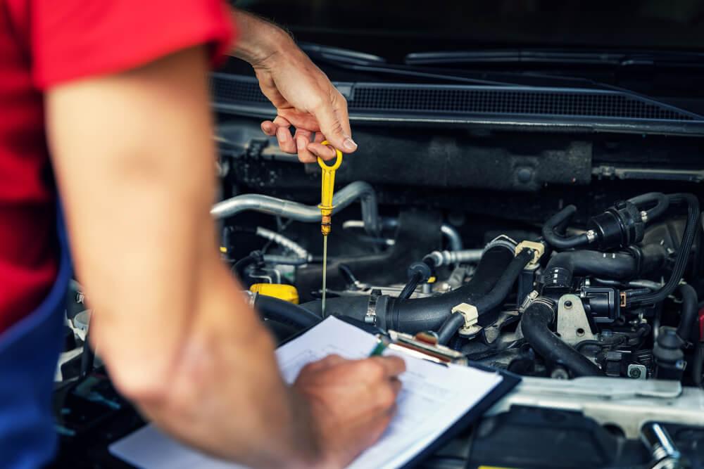 Mechaniker bei der Fahrzeuginspektion in der Garage Oberhasli