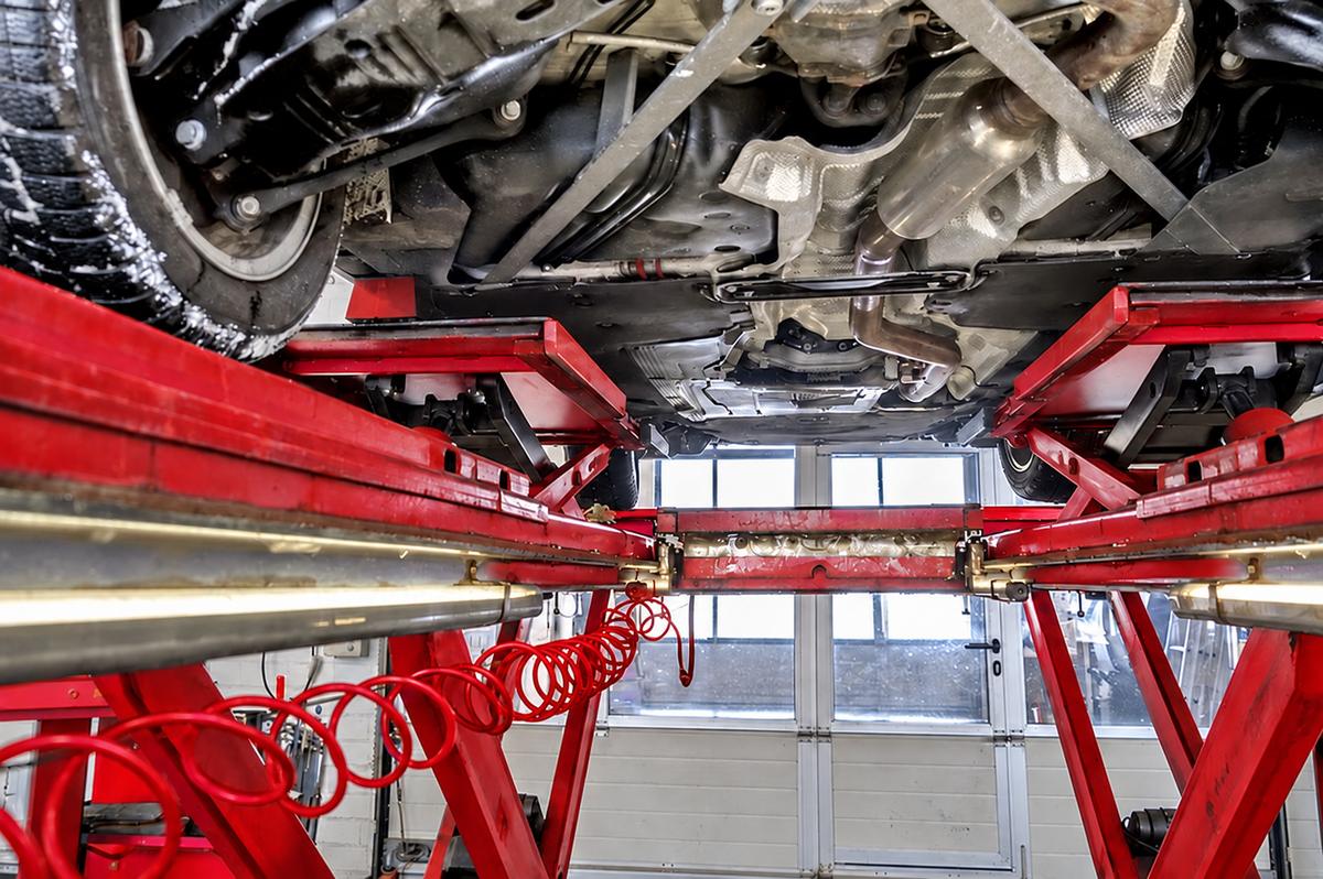 MFK-Vorbereitung: Unterboden, Auspuff und Fahrwerk auf der Hebebühne prüfen